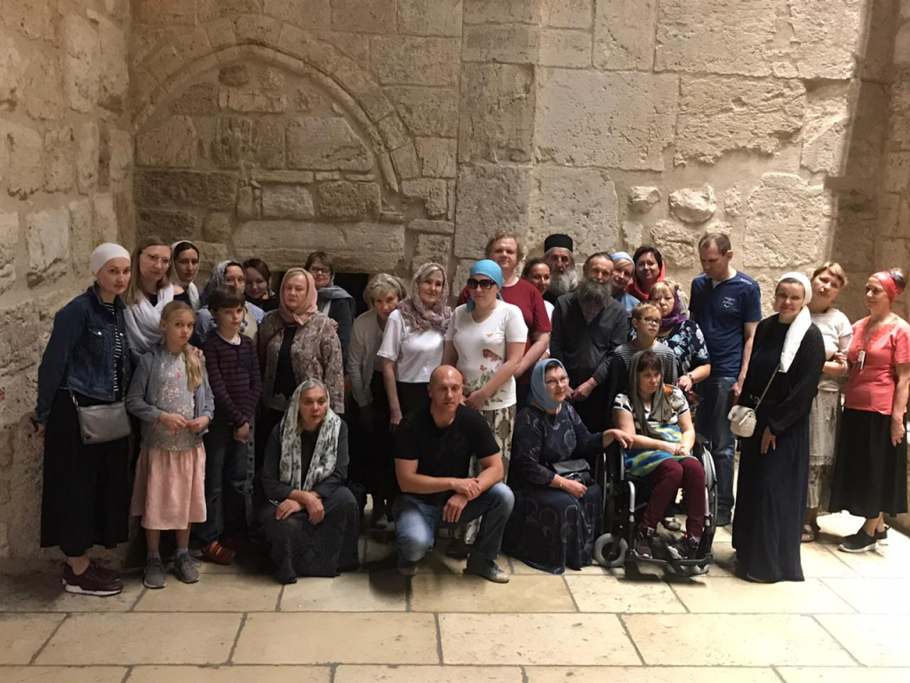 Группа слепоглухих и сопровождающих у дверей Храма Рождества Христова в Вифлееме
